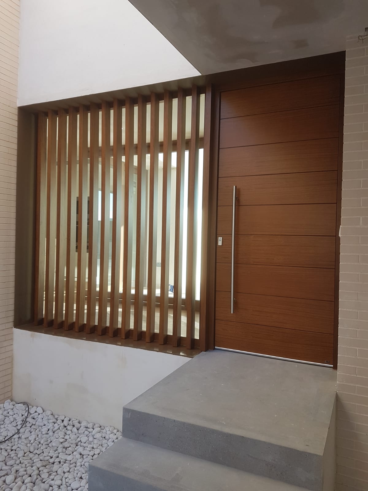 Exemple d’installation de porte pivotante Montpellier